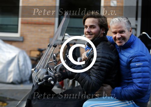 Amsterdam 4 december 2015 
Dries Roelvink met zijn zoon Donnie op de vespa scooter