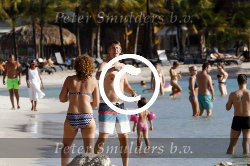 Curacao 25 december 2015 
Edwin v d Sar en zijn vrouw Annemarie tennissen op het strand van Lions dive.