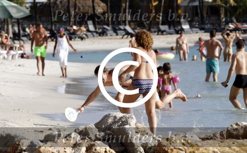 Curacao 25 december 2015 
Edwin v d Sar en zijn vrouw Annemarie tennissen op het strand van Lions dive.