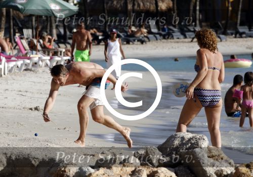 Curacao 25 december 2015 
Edwin v d Sar en zijn vrouw Annemarie tennissen op het strand van Lions dive.