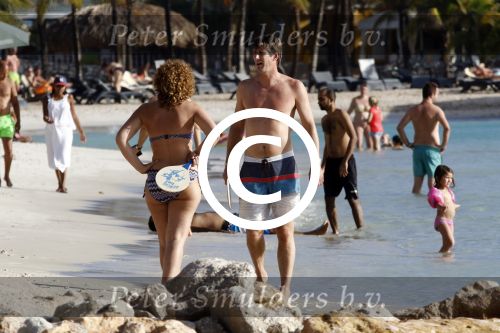 Curacao 25 december 2015 
Edwin v d Sar en zijn vrouw Annemarie tennissen op het strand van Lions dive.