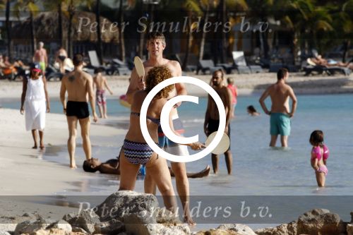 Curacao 25 december 2015 
Edwin v d Sar en zijn vrouw Annemarie tennissen op het strand van Lions dive.