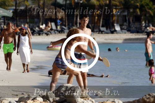 Curacao 25 december 2015 
Edwin v d Sar en zijn vrouw Annemarie tennissen op het strand van Lions dive.