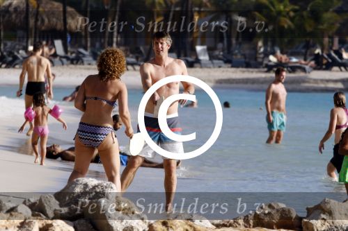 Curacao 25 december 2015 
Edwin v d Sar en zijn vrouw Annemarie tennissen op het strand van Lions dive.