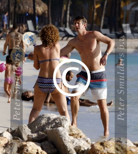 Curacao 25 december 2015 
Edwin v d Sar en zijn vrouw Annemarie tennissen op het strand van Lions dive.