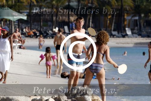 Curacao 25 december 2015 
Edwin v d Sar en zijn vrouw Annemarie tennissen op het strand van Lions dive.