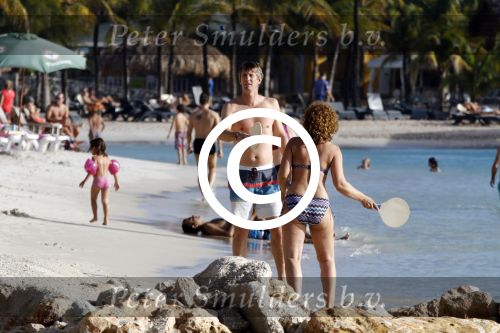 Curacao 25 december 2015 
Edwin v d Sar en zijn vrouw Annemarie tennissen op het strand van Lions dive.