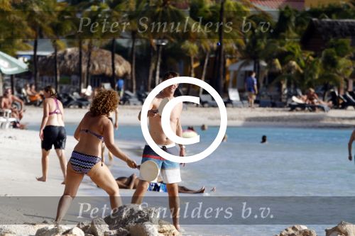 Curacao 25 december 2015 
Edwin v d Sar en zijn vrouw Annemarie tennissen op het strand van Lions dive.