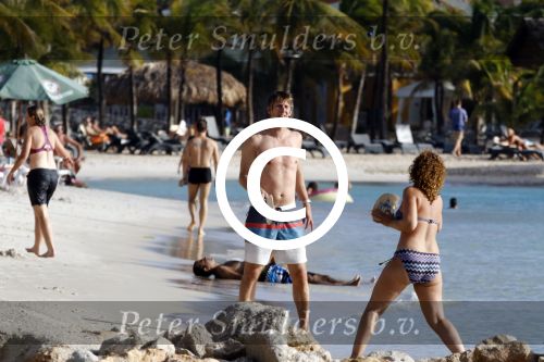 Curacao 25 december 2015 
Edwin v d Sar en zijn vrouw Annemarie tennissen op het strand van Lions dive.