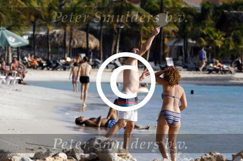Curacao 25 december 2015 
Edwin v d Sar en zijn vrouw Annemarie tennissen op het strand van Lions dive.
