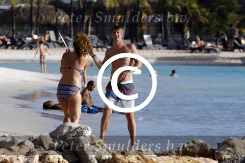 Curacao 25 december 2015 
Edwin v d Sar en zijn vrouw Annemarie tennissen op het strand van Lions dive.