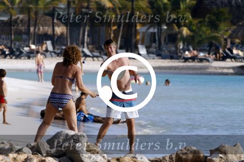 Curacao 25 december 2015 
Edwin v d Sar en zijn vrouw Annemarie tennissen op het strand van Lions dive.