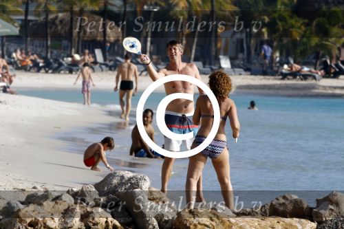Curacao 25 december 2015 
Edwin v d Sar en zijn vrouw Annemarie tennissen op het strand van Lions dive.