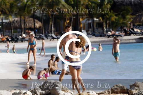 Curacao 25 december 2015 
Edwin v d Sar en zijn vrouw Annemarie tennissen op het strand van Lions dive.