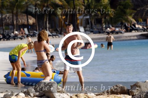Curacao 25 december 2015 
Edwin v d Sar en zijn vrouw Annemarie tennissen op het strand van Lions dive.