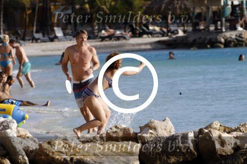 Curacao 25 december 2015 
Edwin v d Sar en zijn vrouw Annemarie tennissen op het strand van Lions dive.