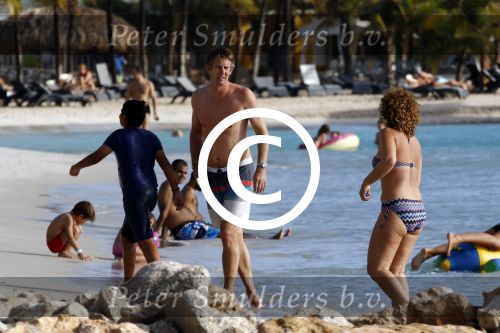 Curacao 25 december 2015 
Edwin v d Sar en zijn vrouw Annemarie tennissen op het strand van Lions dive.