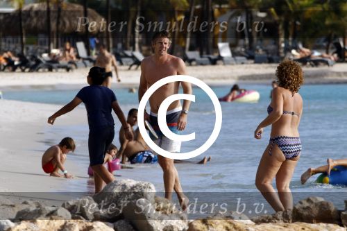 Curacao 25 december 2015 
Edwin v d Sar en zijn vrouw Annemarie tennissen op het strand van Lions dive.