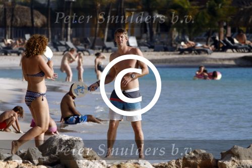 Curacao 25 december 2015 
Edwin v d Sar en zijn vrouw Annemarie tennissen op het strand van Lions dive.