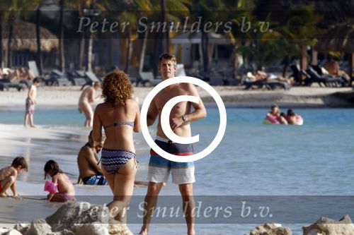 Curacao 25 december 2015 
Edwin v d Sar en zijn vrouw Annemarie tennissen op het strand van Lions dive.