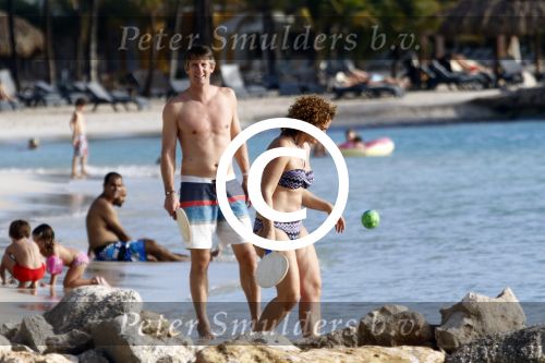 Curacao 25 december 2015 
Edwin v d Sar en zijn vrouw Annemarie tennissen op het strand van Lions dive.