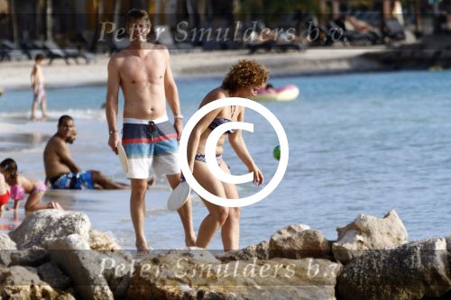 Curacao 25 december 2015 
Edwin v d Sar en zijn vrouw Annemarie tennissen op het strand van Lions dive.
