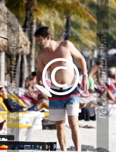 Curacao 25 december 2015 
Edwin v d Sar en zijn vrouw Annemarie tennissen op het strand van Lions dive.