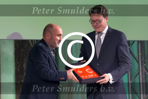Koninklijke Familie bij uitreiking Prins Claus Prijs 2015 in het Koninklijk Paleis op de Dam. De Prins Claus Prijzen worden door het Prins Claus Fonds voor Cultuur en Ontwikkeling sinds 1997 jaarlijks toegekend aan kunstenaars, denkers en culturele organisaties. 

Royal Family at ceremony Prince Claus Award in 2015 at the Royal Palace on Dam Square. The Prince Claus Awards are presented by the Prince Claus Fund for Culture and Development since 1997 awarded annually to artists, thinkers and cultural organizations.

OP de foto / On the photo:  Laureaat Fatos Lubonja (AlbaniÃ«, 1951), schrijver, publicist en publiek intellectueel