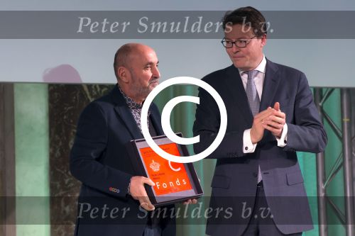 Koninklijke Familie bij uitreiking Prins Claus Prijs 2015 in het Koninklijk Paleis op de Dam. De Prins Claus Prijzen worden door het Prins Claus Fonds voor Cultuur en Ontwikkeling sinds 1997 jaarlijks toegekend aan kunstenaars, denkers en culturele organisaties. 

Royal Family at ceremony Prince Claus Award in 2015 at the Royal Palace on Dam Square. The Prince Claus Awards are presented by the Prince Claus Fund for Culture and Development since 1997 awarded annually to artists, thinkers and cultural organizations.

OP de foto / On the photo:  Laureaat Fatos Lubonja (AlbaniÃ«, 1951), schrijver, publicist en publiek intellectueel