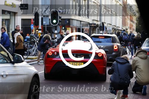 Amsterdam 8 januari 2016
Fans van auto\'s maken foto;s van een nieuwe ferrari op de pc hooftstraat