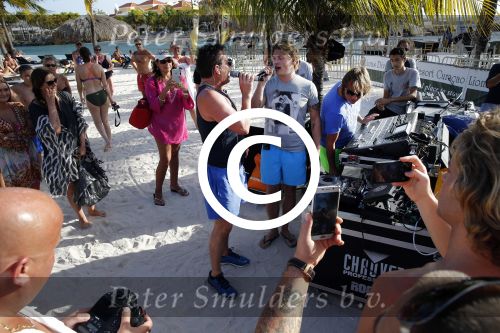Curacao 31 december 2015 
Gerard Joling en Thomas Berge doen soundcheck voor hun optreden voor oud jaar op het strand van Lions dive. Gerard zijn moeder Jannie is ook aanwezig.