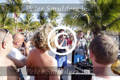 Curacao 31 december 2015 
Gerard Joling en Thomas Berge doen soundcheck voor hun optreden voor oud jaar op het strand van Lions dive. Gerard zijn moeder Jannie is ook aanwezig.