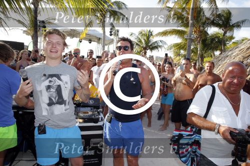 Curacao 31 december 2015 
Gerard Joling en Thomas Berge doen soundcheck voor hun optreden voor oud jaar op het strand van Lions dive. Gerard zijn moeder Jannie is ook aanwezig.