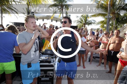 Curacao 31 december 2015 
Gerard Joling en Thomas Berge doen soundcheck voor hun optreden voor oud jaar op het strand van Lions dive. Gerard zijn moeder Jannie is ook aanwezig.