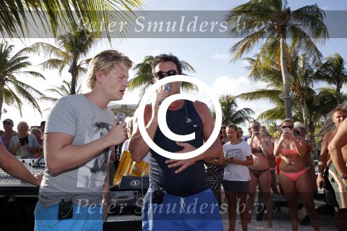 Curacao 31 december 2015 
Gerard Joling en Thomas Berge doen soundcheck voor hun optreden voor oud jaar op het strand van Lions dive. Gerard zijn moeder Jannie is ook aanwezig.