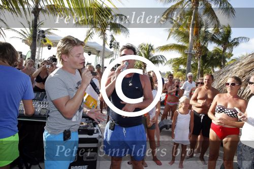 Curacao 31 december 2015 
Gerard Joling en Thomas Berge doen soundcheck voor hun optreden voor oud jaar op het strand van Lions dive. Gerard zijn moeder Jannie is ook aanwezig.