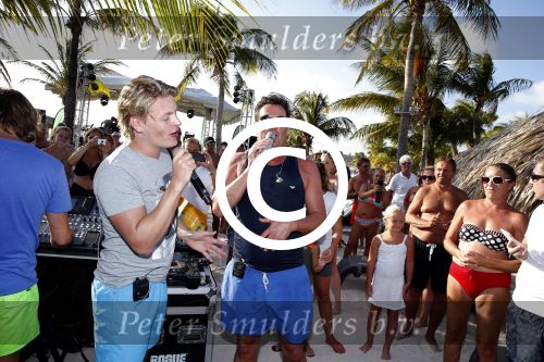 Curacao 31 december 2015 
Gerard Joling en Thomas Berge doen soundcheck voor hun optreden voor oud jaar op het strand van Lions dive. Gerard zijn moeder Jannie is ook aanwezig.
