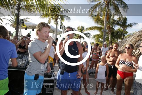 Curacao 31 december 2015 
Gerard Joling en Thomas Berge doen soundcheck voor hun optreden voor oud jaar op het strand van Lions dive. Gerard zijn moeder Jannie is ook aanwezig.