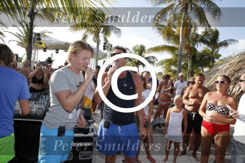 Curacao 31 december 2015 
Gerard Joling en Thomas Berge doen soundcheck voor hun optreden voor oud jaar op het strand van Lions dive. Gerard zijn moeder Jannie is ook aanwezig.