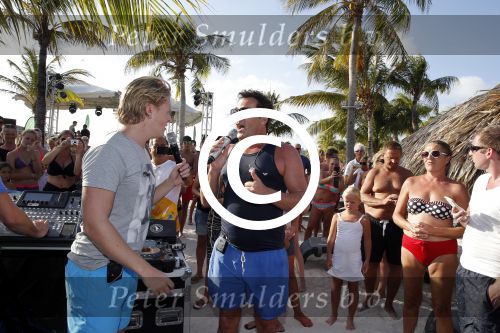 Curacao 31 december 2015 
Gerard Joling en Thomas Berge doen soundcheck voor hun optreden voor oud jaar op het strand van Lions dive. Gerard zijn moeder Jannie is ook aanwezig.