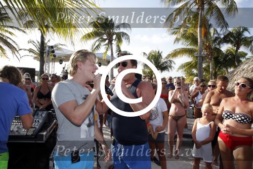 Curacao 31 december 2015 
Gerard Joling en Thomas Berge doen soundcheck voor hun optreden voor oud jaar op het strand van Lions dive. Gerard zijn moeder Jannie is ook aanwezig.