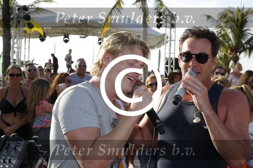 Curacao 31 december 2015 
Gerard Joling en Thomas Berge doen soundcheck voor hun optreden voor oud jaar op het strand van Lions dive. Gerard zijn moeder Jannie is ook aanwezig.