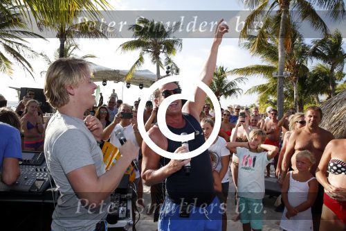 Curacao 31 december 2015 
Gerard Joling en Thomas Berge doen soundcheck voor hun optreden voor oud jaar op het strand van Lions dive. Gerard zijn moeder Jannie is ook aanwezig.