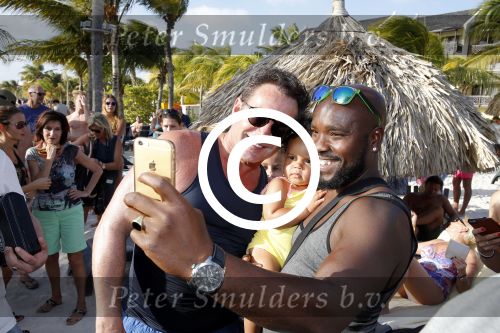Curacao 31 december 2015 
Gerard Joling en Thomas Berge doen soundcheck voor hun optreden voor oud jaar op het strand van Lions dive. Gerard zijn moeder Jannie is ook aanwezig.