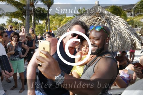 Curacao 31 december 2015 
Gerard Joling en Thomas Berge doen soundcheck voor hun optreden voor oud jaar op het strand van Lions dive. Gerard zijn moeder Jannie is ook aanwezig.