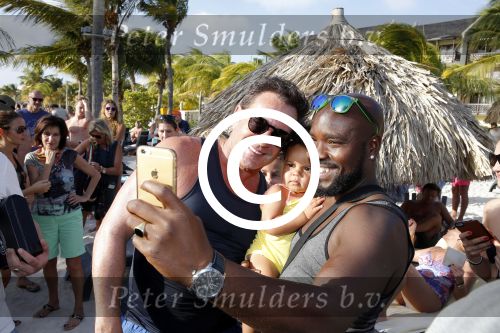Curacao 31 december 2015 
Gerard Joling en Thomas Berge doen soundcheck voor hun optreden voor oud jaar op het strand van Lions dive. Gerard zijn moeder Jannie is ook aanwezig.