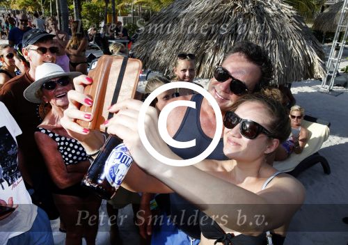 Curacao 31 december 2015 
Gerard Joling en Thomas Berge doen soundcheck voor hun optreden voor oud jaar op het strand van Lions dive. Gerard zijn moeder Jannie is ook aanwezig.