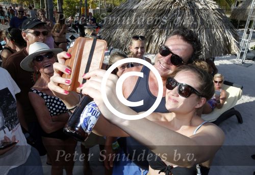 Curacao 31 december 2015 
Gerard Joling en Thomas Berge doen soundcheck voor hun optreden voor oud jaar op het strand van Lions dive. Gerard zijn moeder Jannie is ook aanwezig.