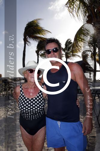 Curacao 31 december 2015 
Gerard Joling en Thomas Berge doen soundcheck voor hun optreden voor oud jaar op het strand van Lions dive. Gerard zijn moeder Jannie is ook aanwezig.