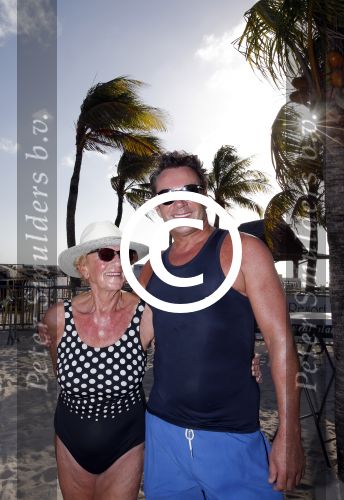Curacao 31 december 2015 
Gerard Joling en Thomas Berge doen soundcheck voor hun optreden voor oud jaar op het strand van Lions dive. Gerard zijn moeder Jannie is ook aanwezig.